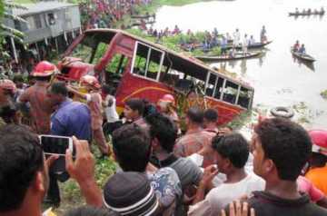 মুন্সিগঞ্জে পৃথক তিন সড়ক দুর্ঘটনায় নিহত ৫